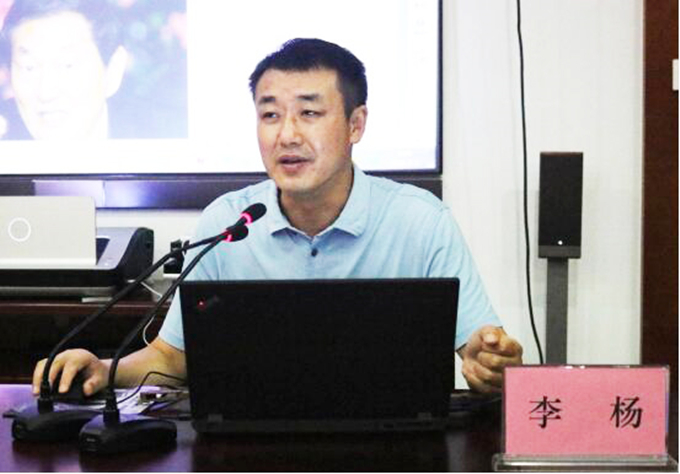黨委委員、紀委書記、工會主席李楊對新員工進行廉潔從業(yè)教育